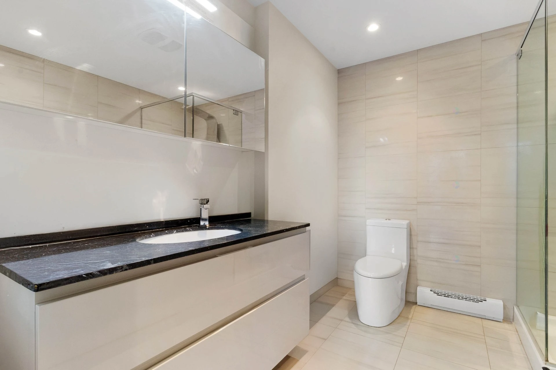 Salle de bains attenante à la CCP Salle de bains attenante à la CCP,